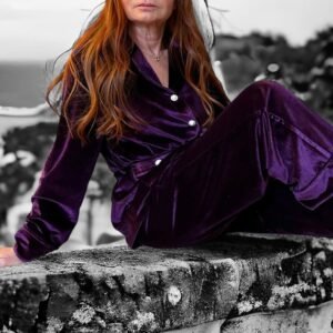 Samt-Pyjama uni Violet mit Gürtel und Perlmutknöpfe